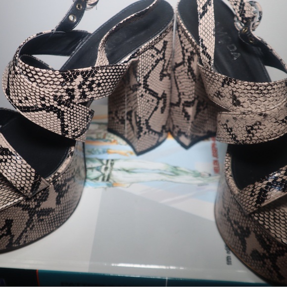La Moda gray snake print platform heels - Picture 6 of 7